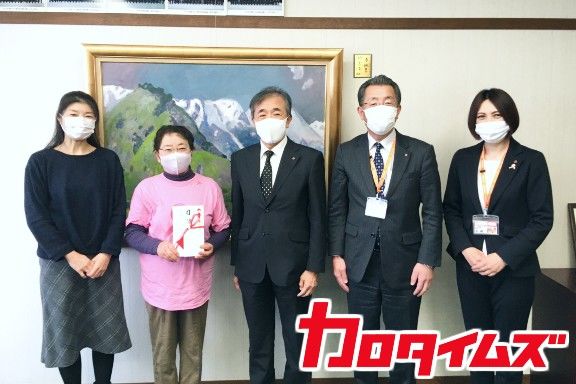 トヨタカローラ山形のチェリーズスマイルによる「ピンクリボン運動」寄付金贈呈式の様子です。