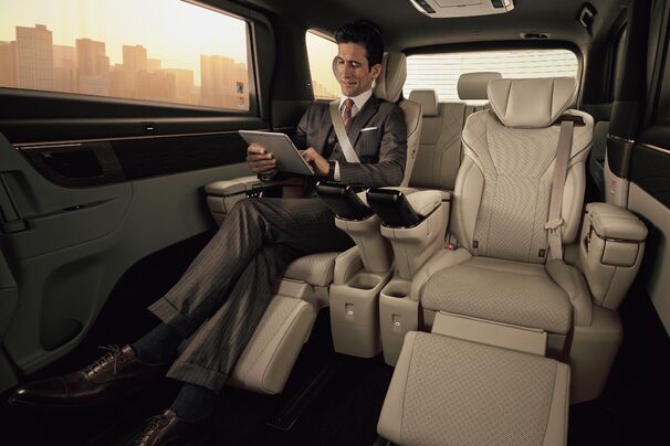 トヨタカローラ山形のアルファード車種情報ページです。